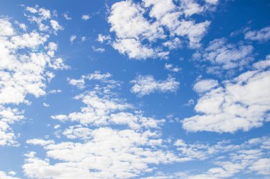 Bulut closeup veya arka plan ile doğal mavi gökyüzü.