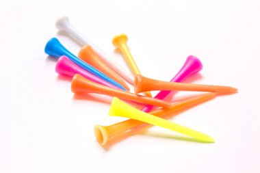 Beyaz izole renkli golf tees.