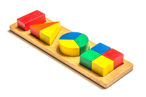 Vari pezzi e forme di blocchi di giocattoli in legno isolati su dorso bianco — Foto Stock