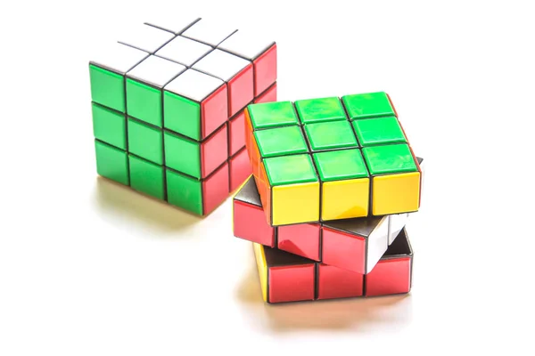 Rubik 's kubus op de witte achtergrond. — Stockfoto