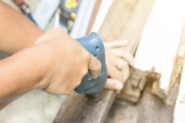 İnşaat doğrama tarafından. Ahşap sondaj çalışma marangoz.