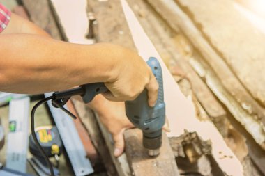 İnşaat doğrama tarafından. Hol sondaj ahşap çalışma marangoz