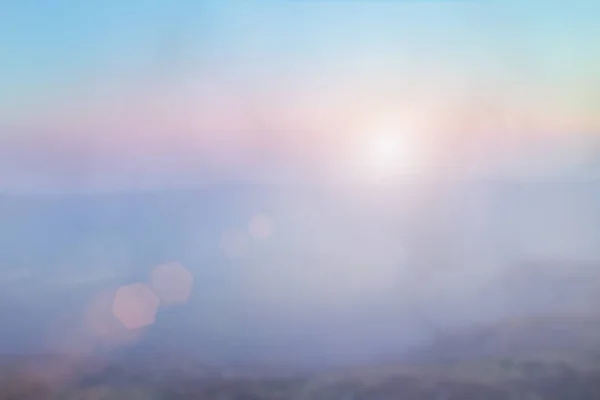 Φυσικό φόντο θολώνει ζεστά χρώματα και λαμπερό φως του ήλιου. Bokeh ή Χριστούγεννα φόντο Πράσινη Ενέργεια στον ουρανό ηλιόλουστο χρώμα πορτοκαλί φως μοτίβα απλή αφηρημένη φωτοβολίδα βράδυ σύννεφα θόλωμα. — Φωτογραφία Αρχείου