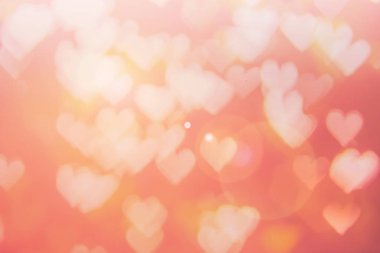 Sevgililer Günü konseptinin bulanık arka planı. Pembe Sevgililer Günü kartı. Pastel rengin yumuşaklığı gradyan deseni vardır. Çok renkli pembe, turuncu ve kırmızı kalpler aşkta bulanık parlak seksi duvar kağıtları..