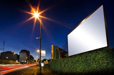 Gece trafiği ile beyaz ekran reklamı