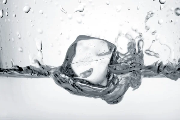  buzlu cam içine düştü