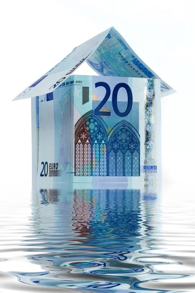 Üç euro banknot yansımaları olan bir ev şeklinde