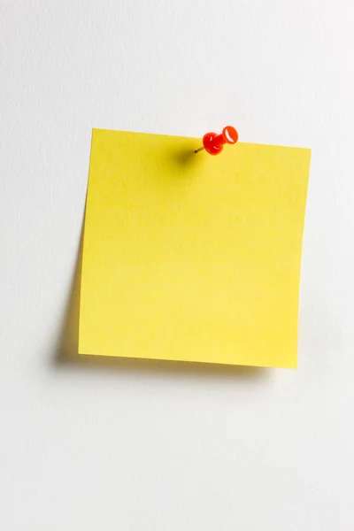 Kırmızı iğneli sarı hatırlatma notu