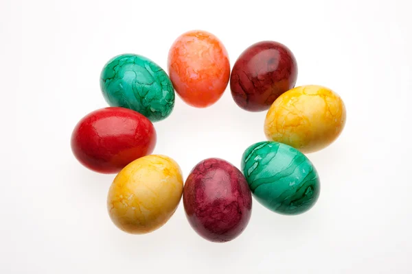 Beyaz bir arka plan üzerinde sekiz renkli yumurta