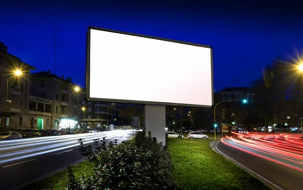 Biały wyświetlacz reklamy z ruchu w nocy — Zdjęcie stockowe