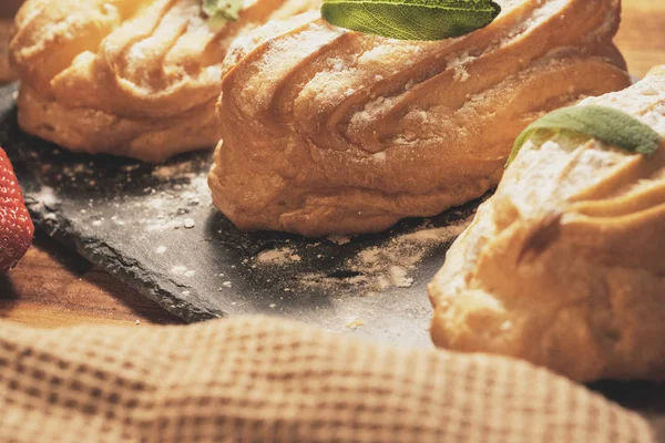 Kremalı kek içinde vanilya chockolate ile