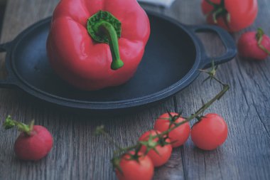 Tatlı kırmızı biber domates ile