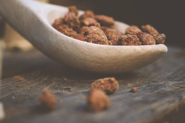 Badem fındık - tahta kaşıkla doğal gıda