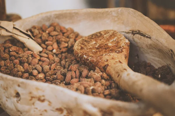 Деревянная ложка с миндальными орехами - натуральные продукты питания Стоковая Картинка