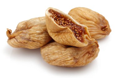 Kurutulmuş incirler izole edilmiş.
