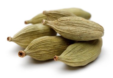 kakule tohumu beyaz zemin üzerine.