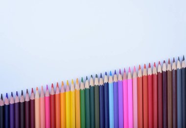 Renkli kalemler masanın üzerinde yatan