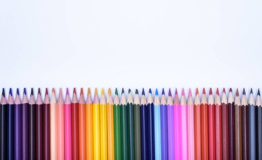 Bir tabloda bir satırda renkli kalemler yalan
