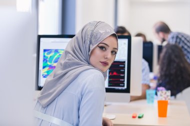 Ofiste çalışan Arapça iş kadın