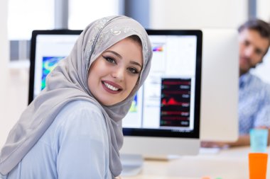 Ofiste çalışan Arapça iş kadın