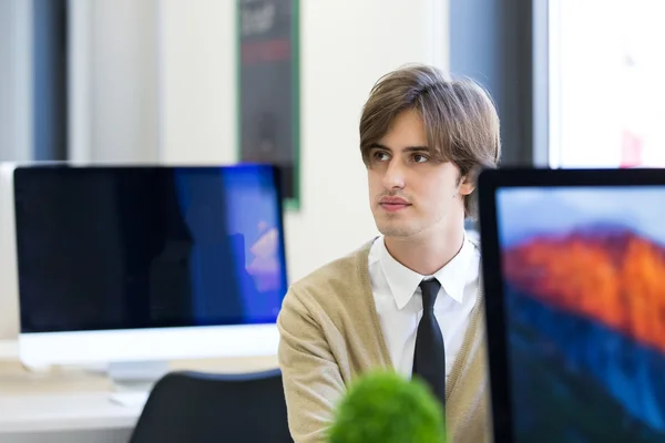 Guy assis devant l'ordinateur de bureau — Photo