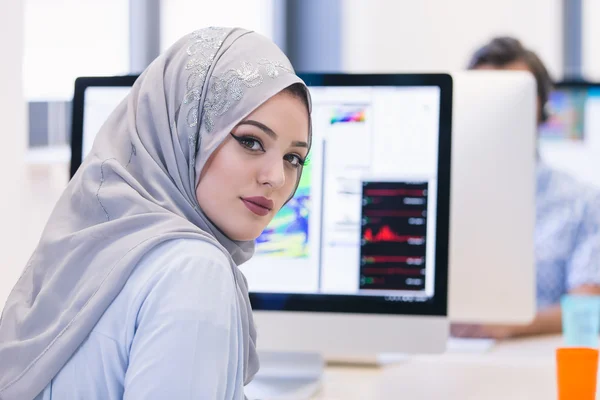 Arabic business woman working in office — Stock Photo, Image