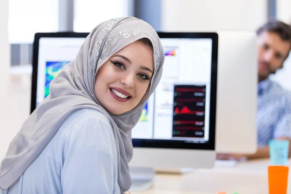 Arabe femme d'affaires travaillant dans le bureau — Photo