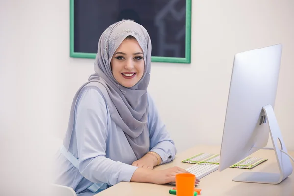 Привлекательная мусульманка, работающая в офисе — стоковое фото