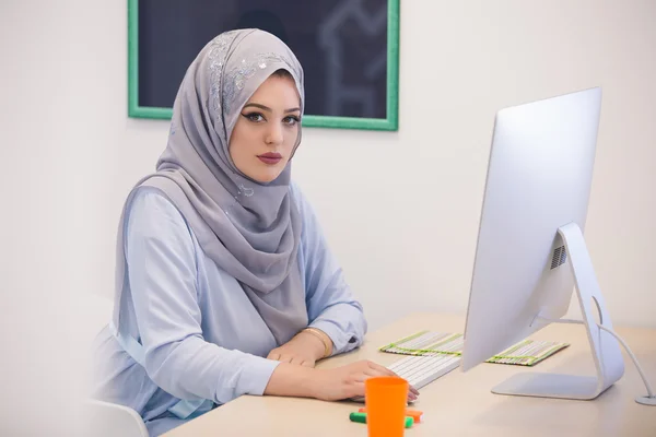 Привлекательная мусульманка, работающая в офисе — стоковое фото