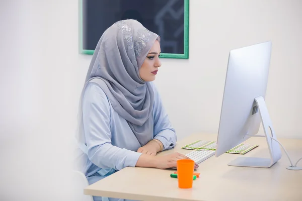 Femme musulmane attrayante travaillant dans le bureau — Photo