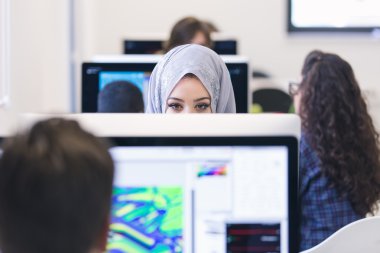 Ofiste çalışan Arapça iş kadın