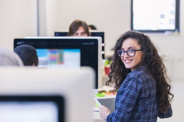 bir bilgisayar kullanarak çalışma girişimciler