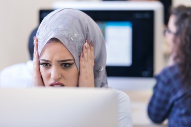 Arap kadın ofiste kızgın görünüyor