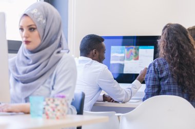Etnik iş adamları birlikte çalışma 