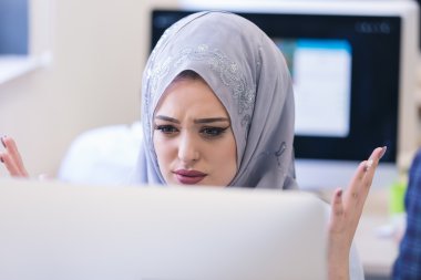 Arap kadın ofiste kızgın görünüyor