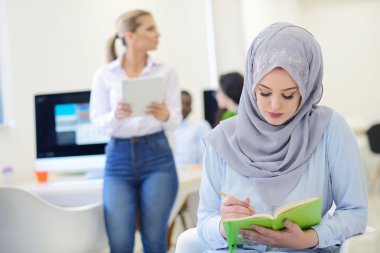 Başlangıç Office ekibi ile Arap iş kadını 