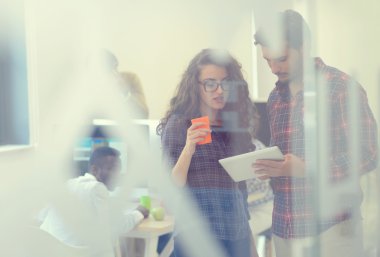 Tablet bilgisayarda çalışma çift