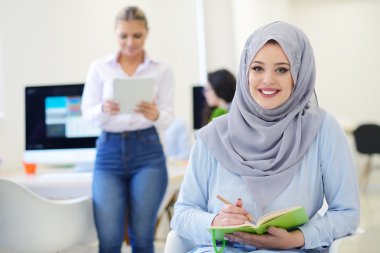 Başlangıç Office ekibi ile Arap iş kadını 