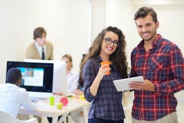 Tablet bilgisayarda çalışma çift