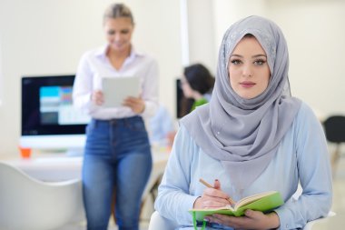 Başlangıç Office ekibi ile Arap iş kadını 