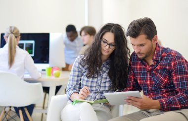 Ofiste çalışan iş çifti