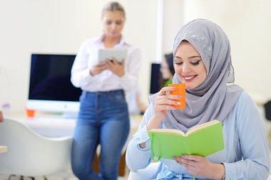 Başlangıç Office ekibi ile Arap iş kadını 