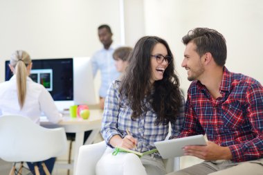 Ofiste çalışan iş çifti