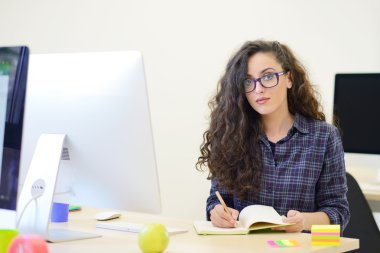 Bilgisayarda çalışan kadın yazılım geliştirici 