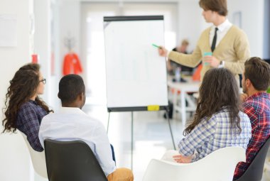 ciddi bir iş ekibi ile ofiste yönetim kurulu flip