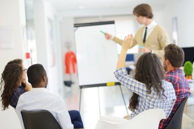 ciddi bir iş ekibi ile ofiste yönetim kurulu flip