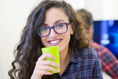 Bilgisayarda çalışan kadın yazılım geliştirici 