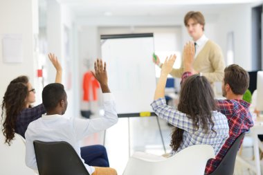 ciddi bir iş ekibi ile ofiste yönetim kurulu flip