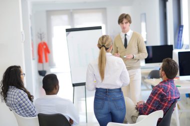 İş yerinde bir sunu işadamı 