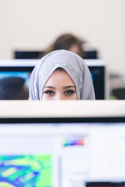 Arabe femme d'affaires travaillant dans le bureau — Photo